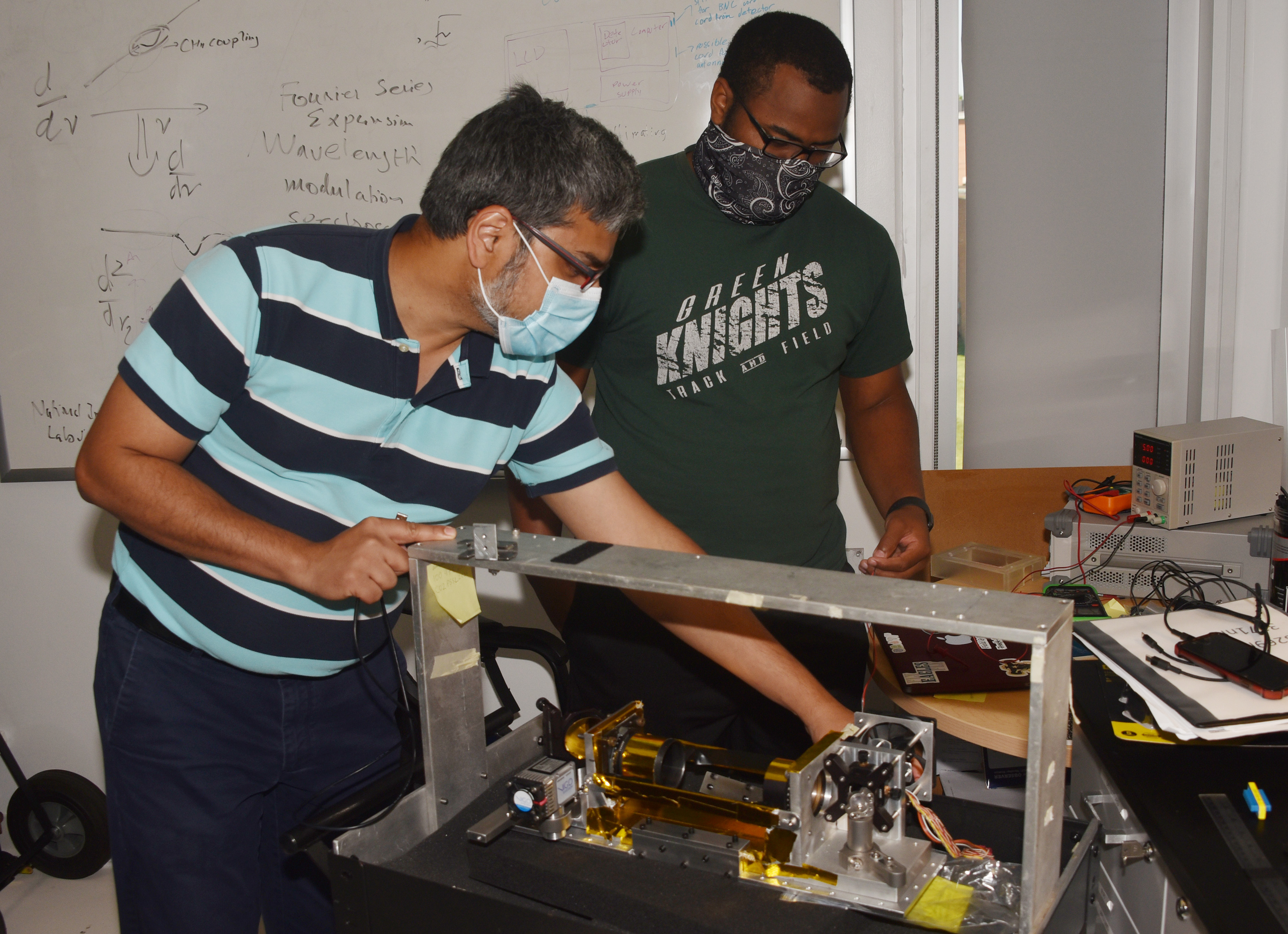 Dr. Amir Khan shares knowledge with Andrew Horne, a engineering undergraduate.